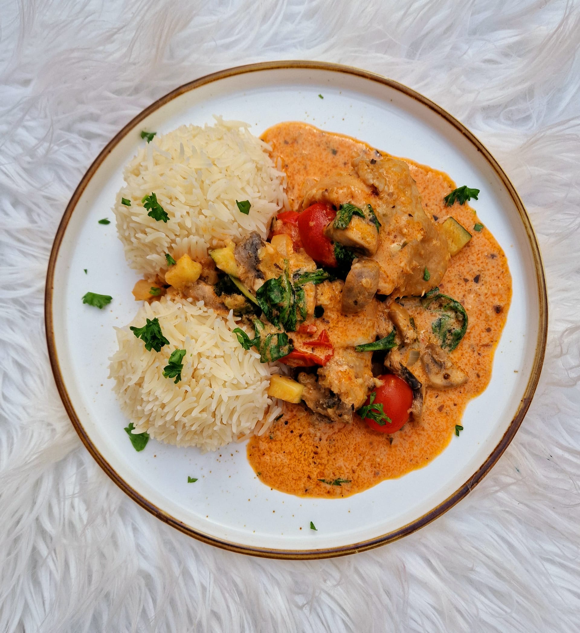 Angerichtetes Catering-Gericht: cremiges Hähnchen mit Reis