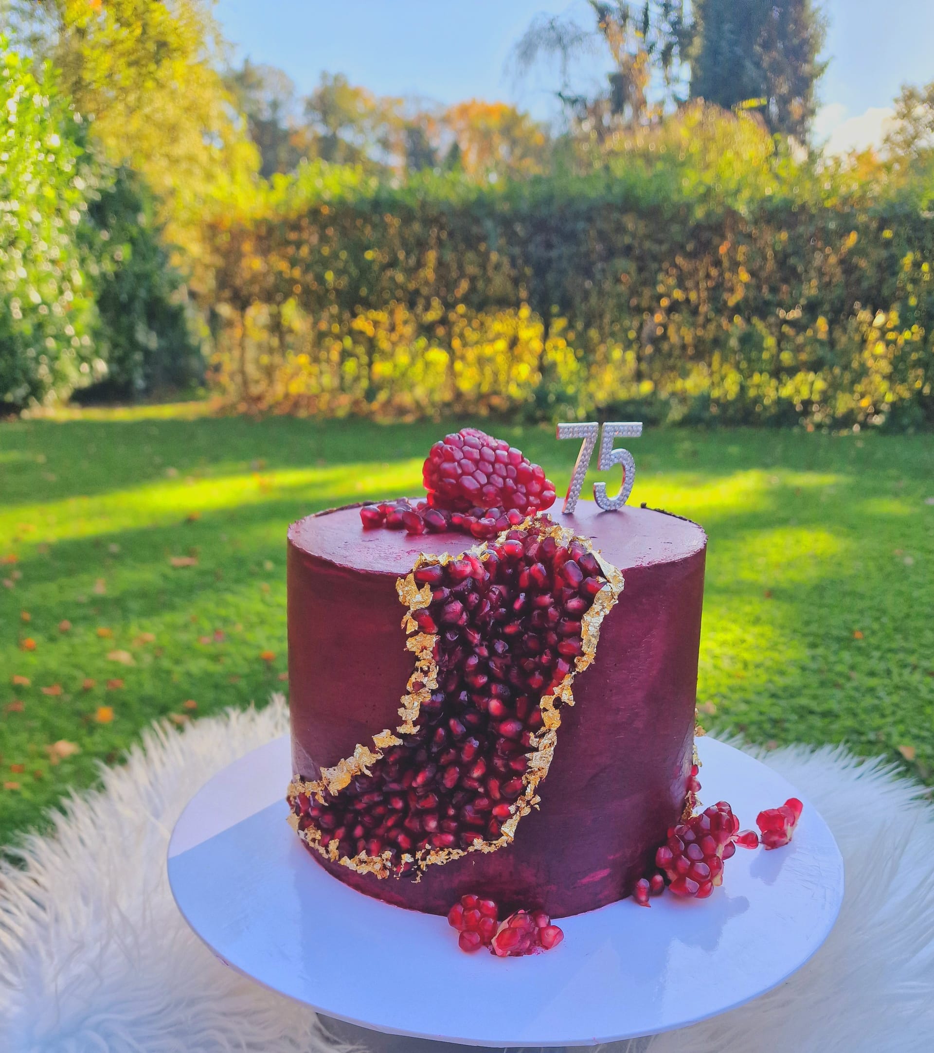 Handgefertigte mehrstöckige Torte mit Swiss Meringue Buttercreme von Hadis Cake and Catering Solingen